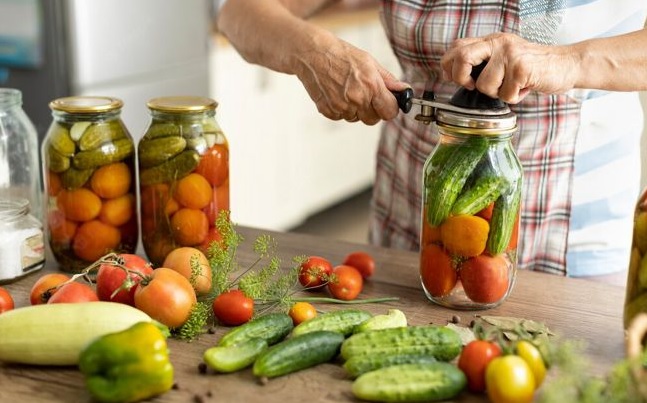 Основні причини, чому вибухають банки з консервацією