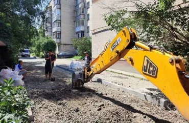 В Кам'янці комунальники продовжують роботи з благоустрою міста