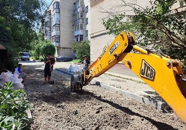 В Кам'янці комунальники продовжують роботи з благоустрою міста