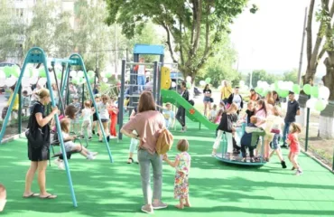 У Кам'янці-Подільському з'явився новий сучасний дитячий ігровий майданчик