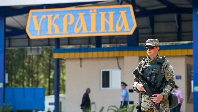 Кабмін дозволив ще одній категорії українців виїхати за кордон