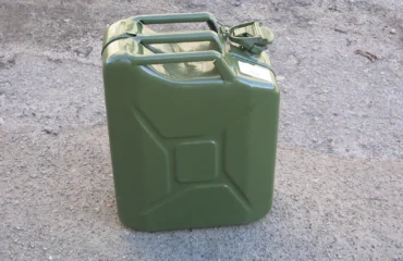 Каністра з бензином / фото ілюстроване