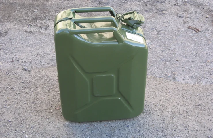 Каністра з бензином / фото ілюстроване