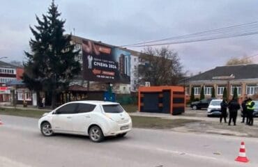 У Кам'янці-Подільському Nissan Leaf збив 66-річного чоловіка / Фото www.facebook.com/kam.pod.police