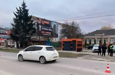 У Кам'янці-Подільському Nissan Leaf збив 66-річного чоловіка / Фото www.facebook.com/kam.pod.police