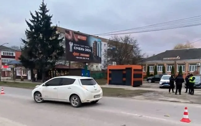 У Кам'янці-Подільському Nissan Leaf збив 66-річного чоловіка / Фото www.facebook.com/kam.pod.police