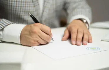 На Хмельниччині правоохоронець та адвокат підроблювали документи для ухилянтів