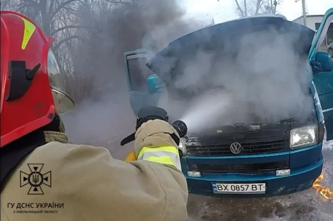 У Кам’янець-Подільську загорівся автомобіль під час руху