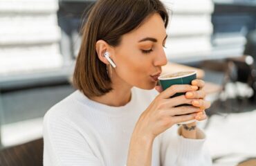 Дівчина п'є каву