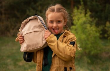 Для дівчинки – підлітковий рюкзак, а для її мами – жіночий гаманець із натуральної шкіри