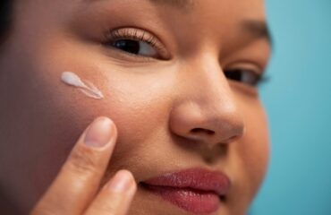 Які косметичні засоби захищають обличчя від сонця