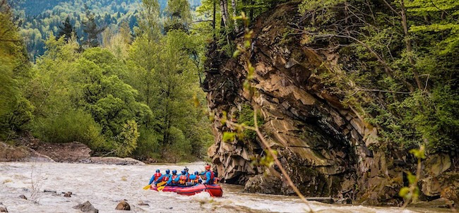 Чим цікавий рафтинг в Карпатах та які в нього переваги