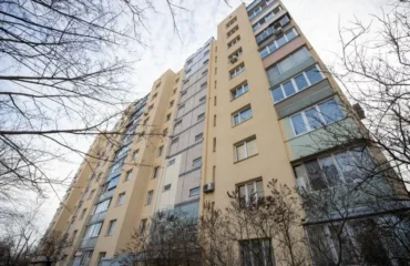 У Хмельницькому з вікна багатоповерхівки викинули собаку