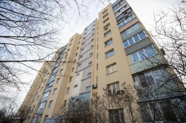 У Хмельницькому з вікна багатоповерхівки викинули собаку
