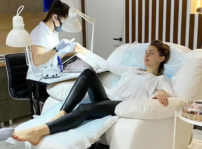 Крісло педикюрне в Києві: вибираємо якісне обладнання для комфорту клієнтів та зручності майстрів