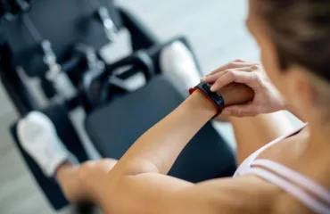 Які корисні функції та переваги мають фітнес-браслети