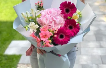 Почему стоит заказать с доставкой красивый и яркий букет из гербер?