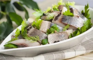 Як самостійно засолити оселедець