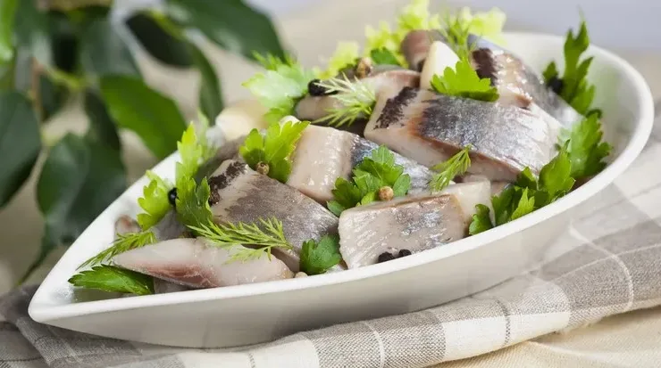 Як самостійно засолити оселедець