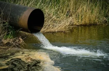 Викиди у річку