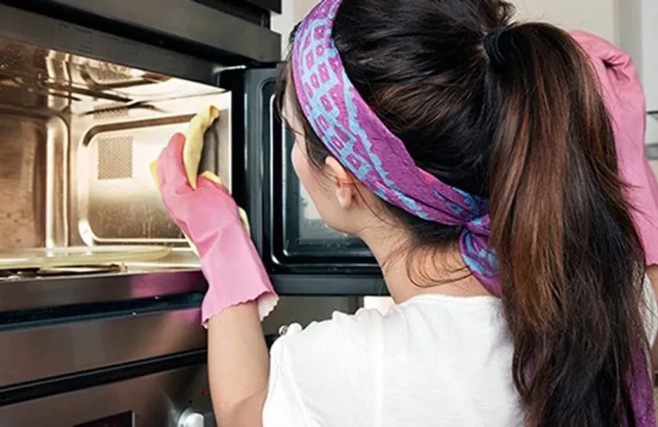 Як швидко почистити мікрохвильовку