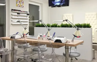 Как выбрать стол для мастера маникюра: практические критерии для салона и домашнего кабинета