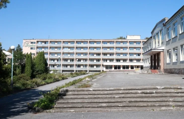 Центру дитячого оздоровлення не буде? Інвестори продають комплекс будівель колишнього санаторію «Україна», що на Кам'янеччині