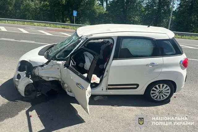На трасі поблизу Летичева зіткнулися легковик та мікроавтобус: є постраждалі