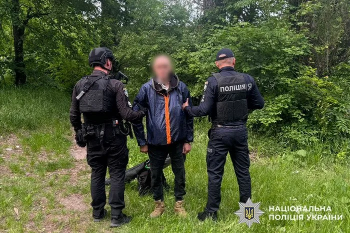 На Камʼянеччині наркозалежний чоловік стріляв по перехожих з пневматичної зброї