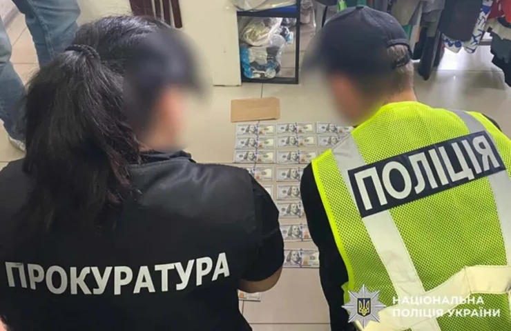 За свої послуги вони нібито вимагали 3500 доларів