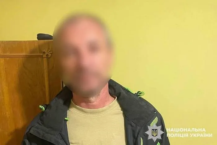 На Кам’янеччині 54 річний чоловік знущався над старенькими батьками