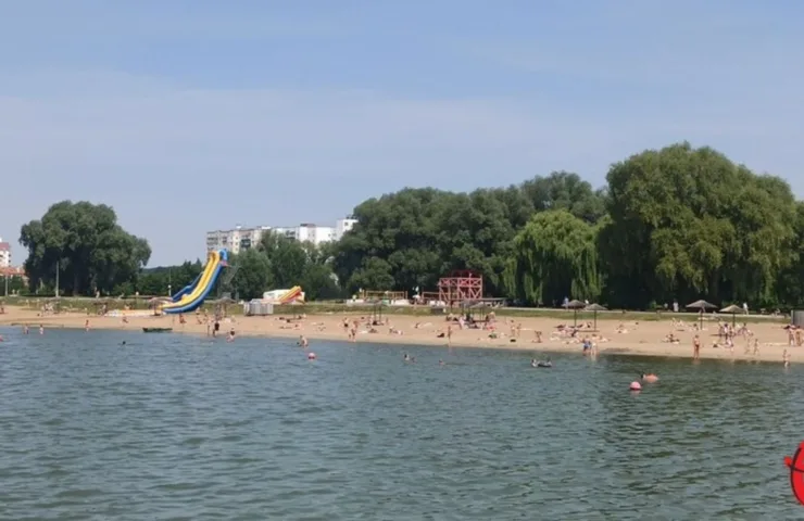 На міському пляжі Хмельницького в річці Південний Буг зафіксували відхилення від норми
