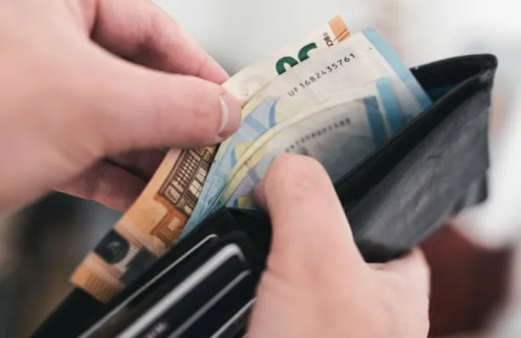 Хмельничанина оштрафували на 8500 гривень за купівлю 50 євро у незнайомки