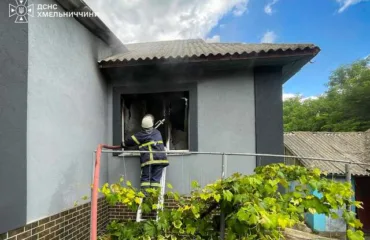 На Шепетівщині під час гасіння сухої трави рятувальнки виявили тіло пенсіонера