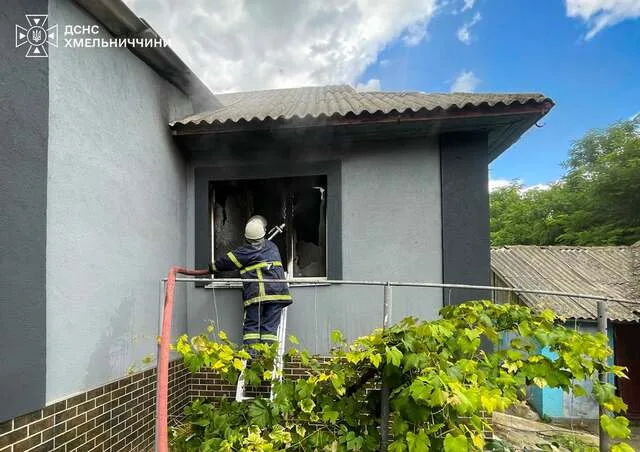На Шепетівщині під час гасіння сухої трави рятувальнки виявили тіло пенсіонера