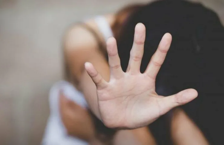 На Камʼянеччині 14-річна дівчина змусила 9-річну родичку оголитися для фото