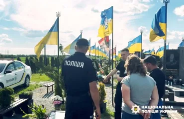 Засуджена викрала з могили Героя України Олексія Меся кущі з квітами