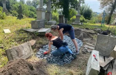 У Чорному Острові відновлюють історичний римо-католицький цвинтар