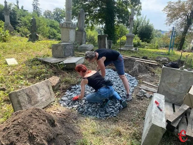 У Чорному Острові відновлюють історичний римо-католицький цвинтар