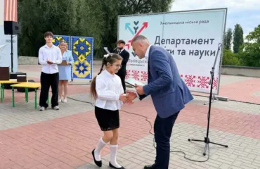У Хмельницькому випускникам, які отримали 200 балів на НМТ, вручили грошові сертифікати