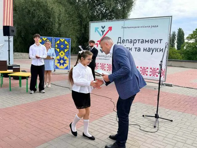 У Хмельницькому випускникам, які отримали 200 балів на НМТ, вручили грошові сертифікати