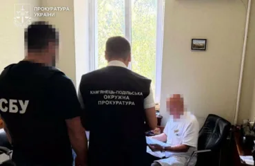 Вчиняв насильство стосовно дружини: на Камʼянеччині копи оголосили підозру