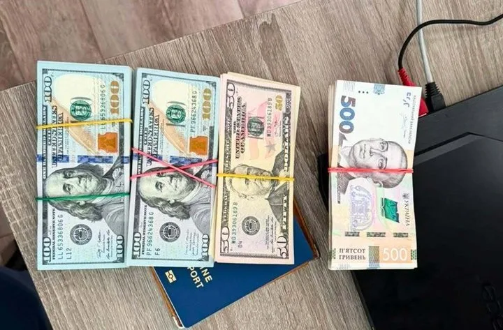 Хабар за підписання контрактів з ремонту доріг: викрили заступника голови Хмельницької ОВА