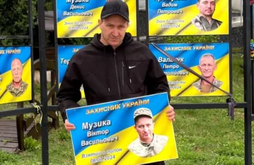 Після понад двох років полону до Віньковецької громади повернувся захисник Віктор Музика