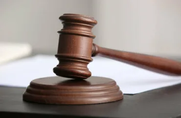 Пляшкою по голові, пістолетом — навздогін: на Кам’янеччині судитимуть пасинка з вітчимом
