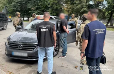 15 тисяч євро за незаконний перетин кордону: у Камʼянці затримали організатора схеми