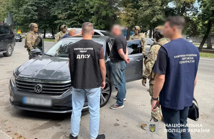 15 тисяч євро за незаконний перетин кордону: у Камʼянці затримали організатора схеми