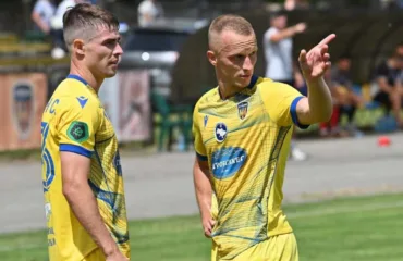 Віталій-Дмитро Теплий (праворуч) другйи матч поспіль, завдяки влучному удару, приносить Агробізнесу перемогу