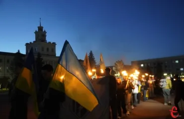 «Щоб пам'ять ніколи не згасла»: у Хмельницькому пройшла хода на честь полеглих Героїв (ФОТО+ВІДЕО)