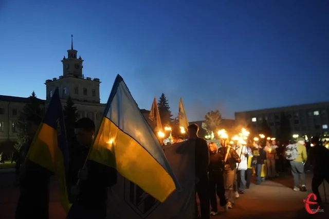«Щоб пам'ять ніколи не згасла»: у Хмельницькому пройшла хода на честь полеглих Героїв (ФОТО+ВІДЕО)